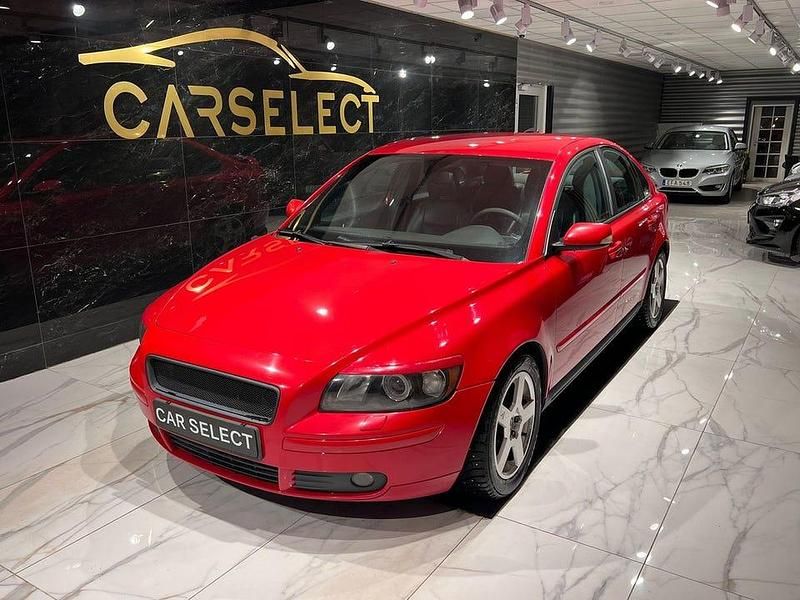 Röd Begagnad 2004 Volvo S40 Sedan | 29 900 kr (Lite dyr) - Bild 1/4
