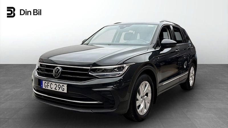 Grå Begagnad 2022 VW Tiguan Life SUV | 319 900 kr (Marknadspris) - Bild 1/4