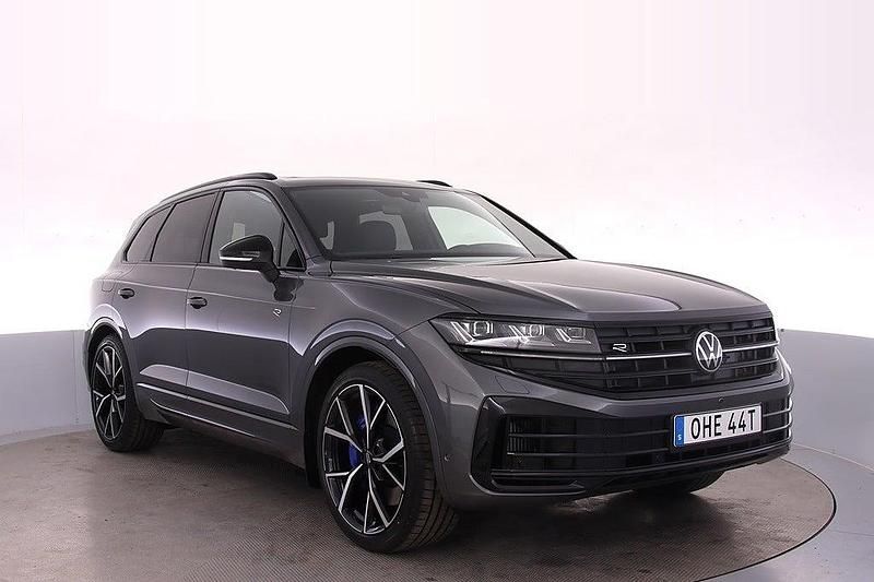 Grå Begagnad 2025 VW Touareg R SUV | 879 000 kr (Dyr) - Bild 1/4