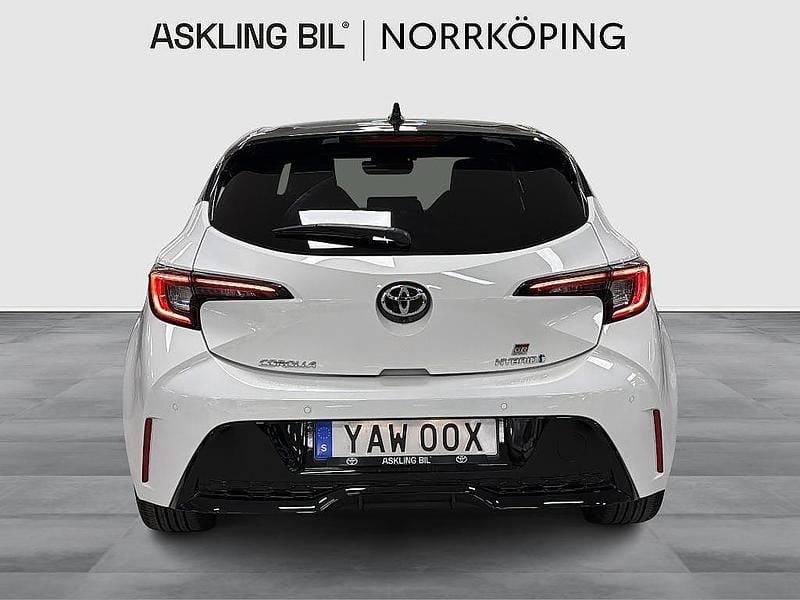 Begagnad Toyota Corolla Hybrid Sport 140 HK (102 kW) 2023 Vit Halvkombi