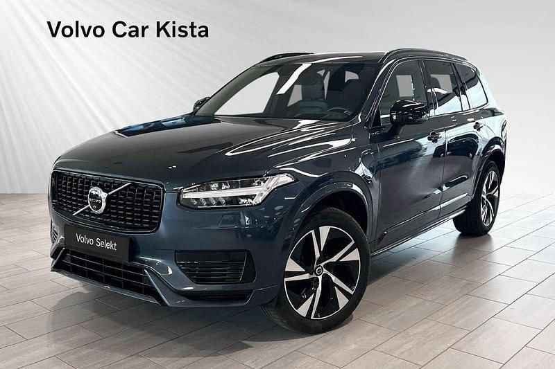Mörkblå (blå) Begagnad 2022 Volvo XC90 R-Design SUV | 614 900 kr (Bra pris) - Bild 1/3