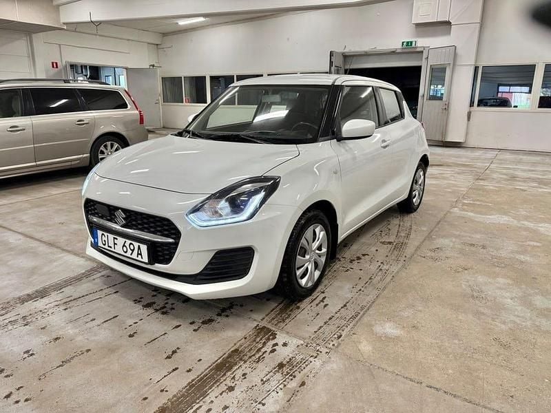 Begagnad Suzuki Swift 83 HK (61 kW) 2020 Vit Halvkombi