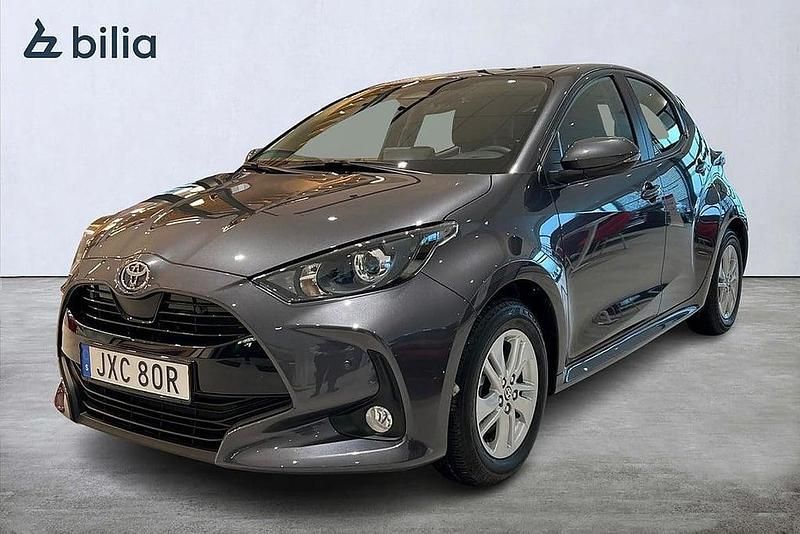 Grå Begagnad 2025 Toyota Yaris Hybrid Active Halvkombi | 249 900 kr (Marknadspris) - Bild 1/3
