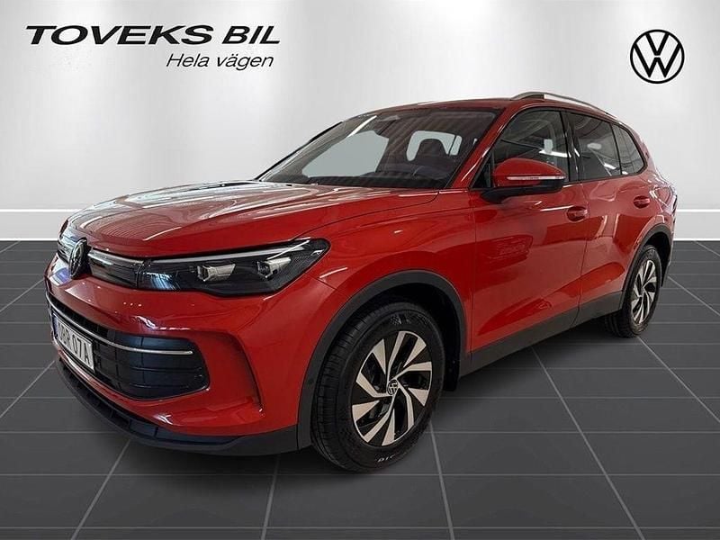 Röd (persimmon red metallic) Ny 2025 VW Tiguan Edition SUV | 444 900 kr (Marknadspris) - Bild 1/4