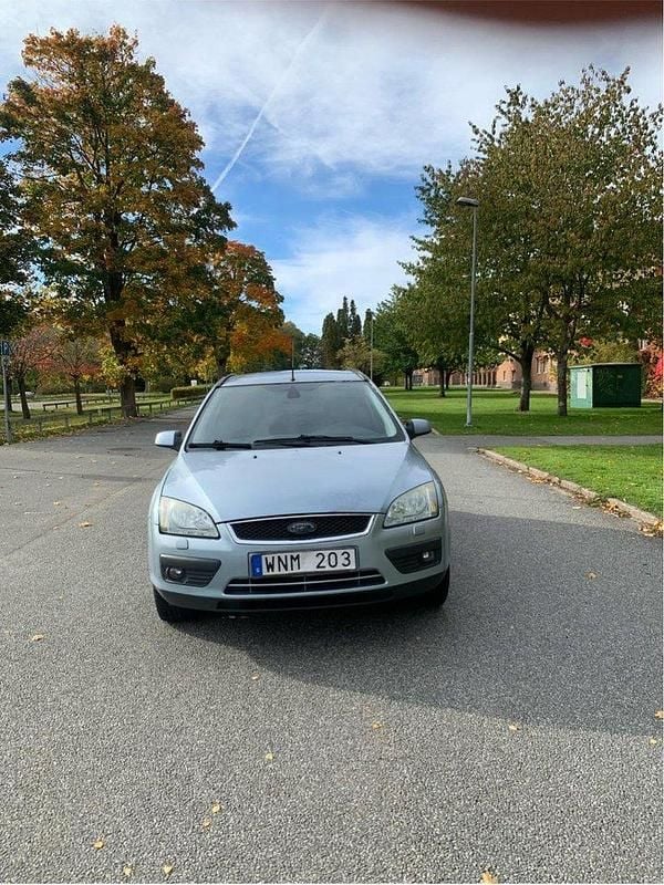 Blå Begagnad 2005 Ford Focus Kombi | 15 000 kr (Dyr) - Bild 1/4