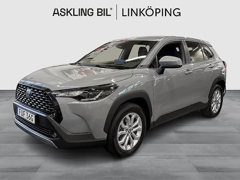 Grå Begagnad 2023 Toyota Corolla Cross SUV | 349 000 kr (Marknadspris) - Bild 1/4