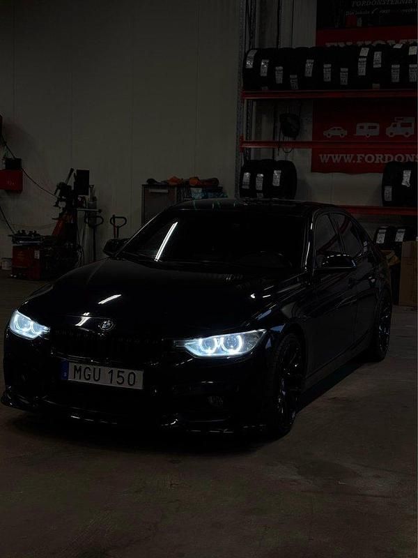 Blå Begagnad 2013 BMW 328 Luxury Line Sedan | 165 000 kr (Dyr) - Bild 1/4