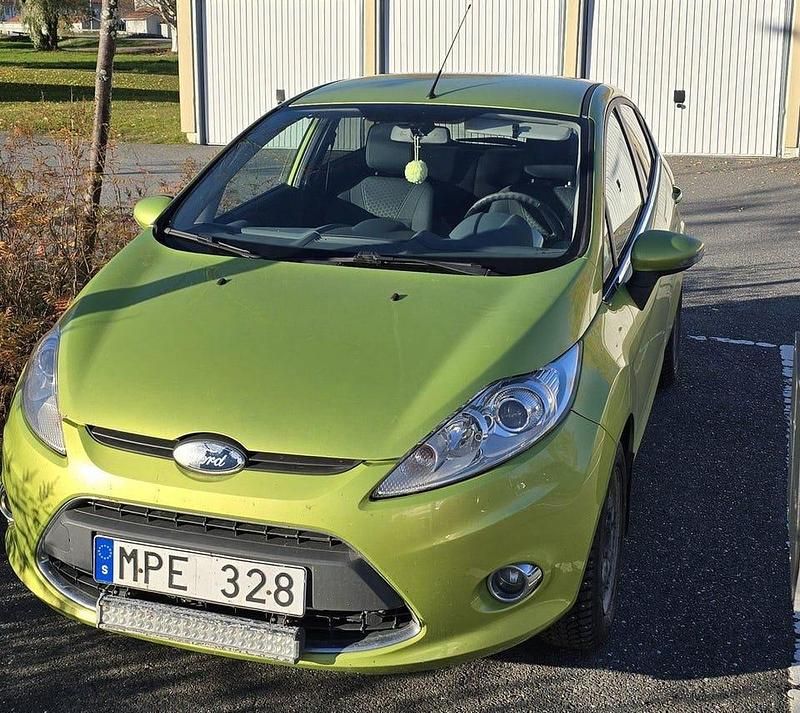 Begagnad 2010 Ford Fiesta Titanium Halvkombi | 43 000 kr (Marknadspris) - Bild 1/4