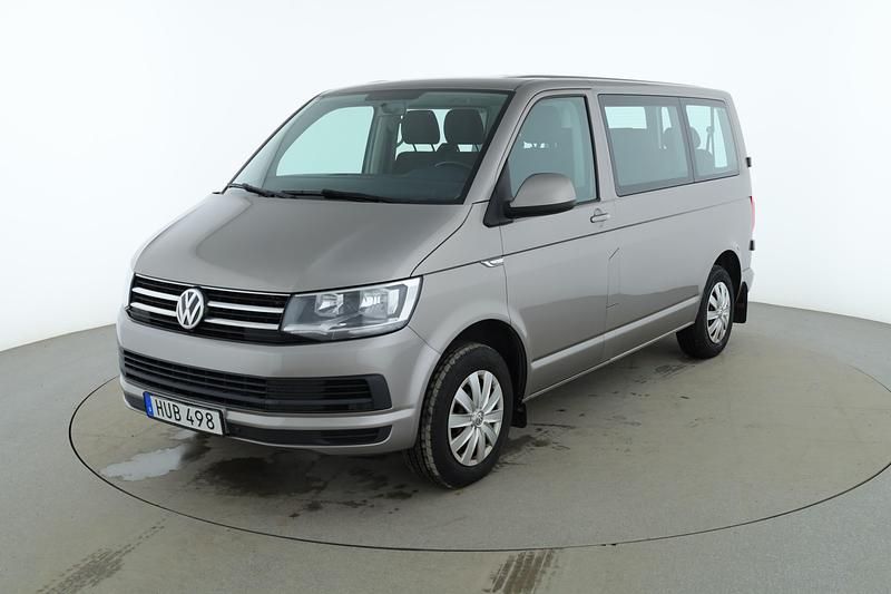 Brun Begagnad 2016 VW Caravelle Minibuss | 242 000 kr (Marknadspris) - Bild 1/4