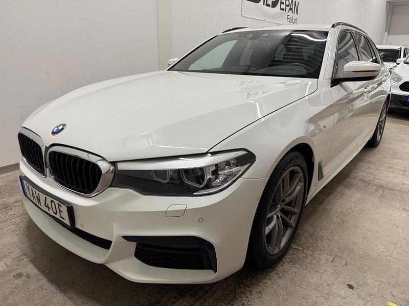 Vit Begagnad 2019 BMW 520 M Sport Kombi | 229 500 kr (Marknadspris) - Bild 1/4