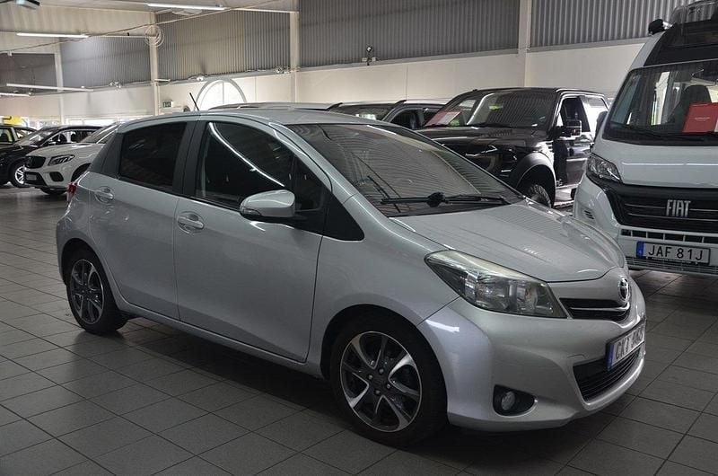 Silver Begagnad 2014 Toyota Yaris Multidrive S Halvkombi | 119 900 kr (Lite dyr) - Bild 1/4