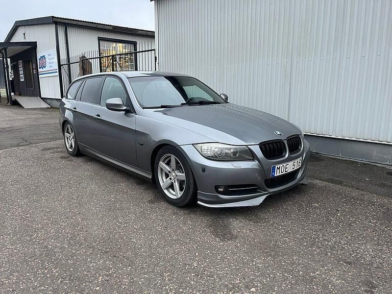 Begagnad 2009 BMW 320 Kombi | 54 500 kr (Marknadspris) - Bild 1/4