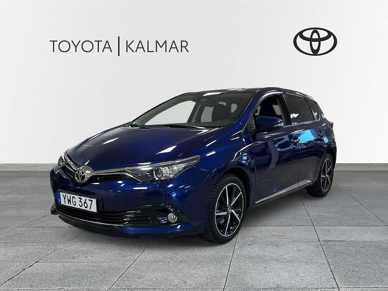 Mörkblå (blå) Begagnad 2017 Toyota Auris Edition Halvkombi | 167 000 kr (Marknadspris) - Bild 1/3