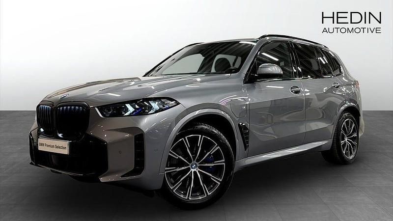 Grå Begagnad 2023 BMW X5 M Sport SUV | 858 700 kr - Bild 1/4