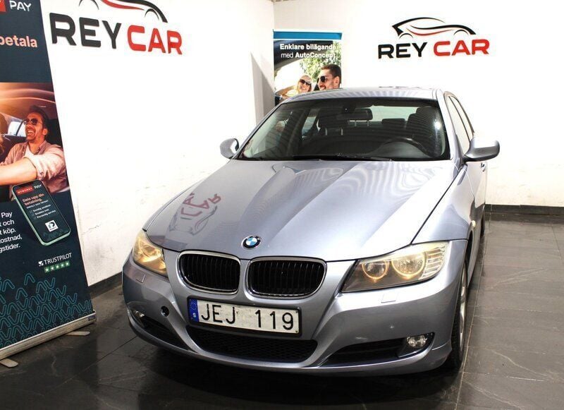 Ljusblå (blå) Begagnad 2009 BMW 316 Comfort Edition Sedan | 59 900 kr (Bra pris) - Bild 1/4