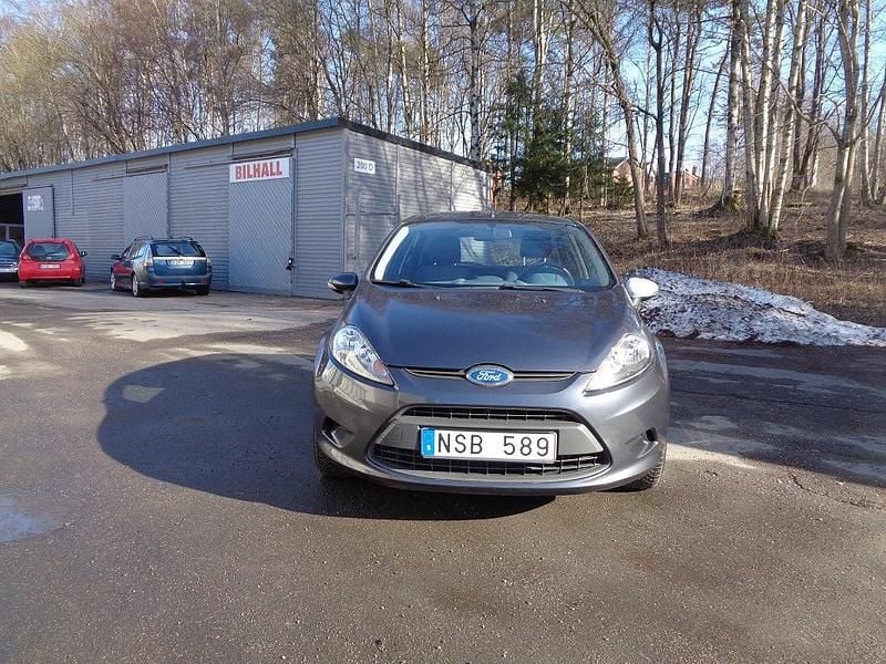 Begagnad Ford Fiesta Trend 82 HK (60 kW) 2009 Grå Halvkombi