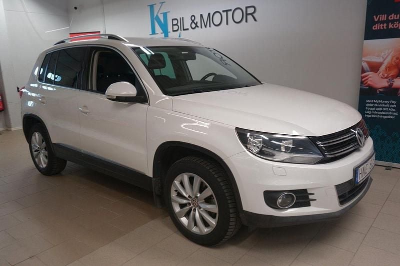 Vit (candy white) Begagnad 2012 VW Tiguan Sportline SUV | 99 900 kr (Marknadspris) - Bild 1/4