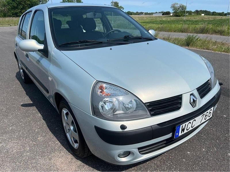 Grå Begagnad 2004 Renault Clio II Halvkombi | 58 900 kr (Dyr) - Bild 1/4
