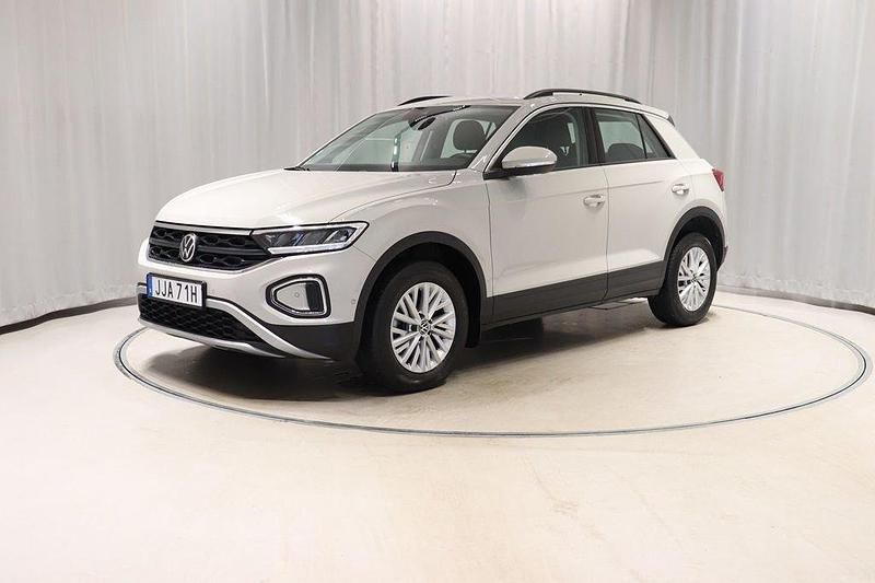 Ljusgrå Begagnad 2024 VW T-Roc Life SUV | 294 800 kr (Marknadspris) - Bild 1/4