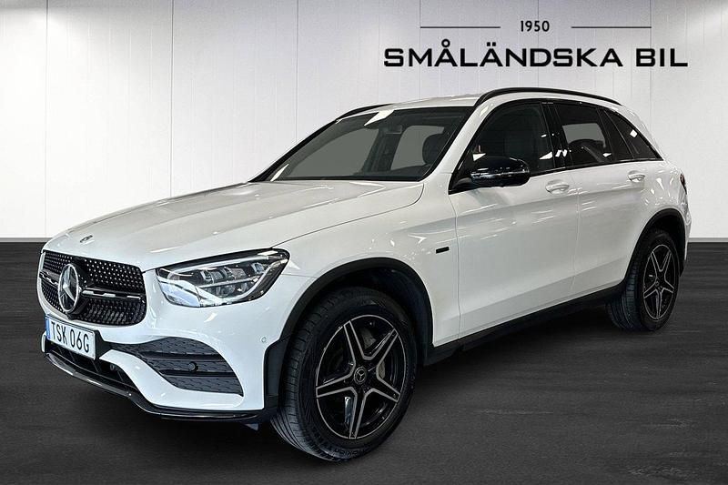 Vit Begagnad 2020 Mercedes GLC300e AMG SUV | 374 900 kr (Marknadspris) - Bild 1/4