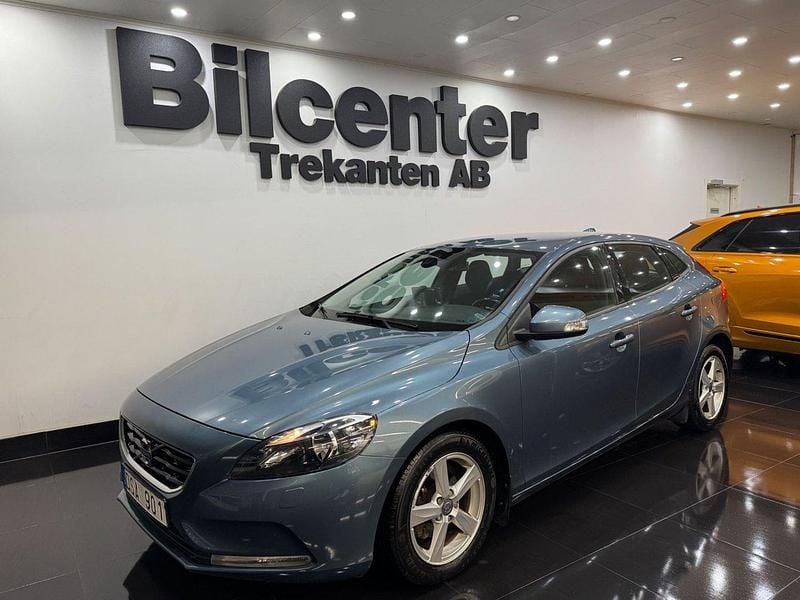 Blå Begagnad 2013 Volvo V40 Kinetic Kombi | 109 900 kr (Marknadspris) - Bild 1/4