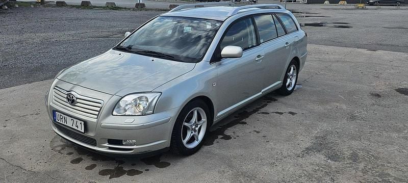 Silver Begagnad 2004 Toyota Avensis Kombi | 39 500 kr (Lite dyr) - Bild 1/4