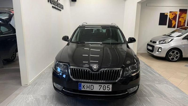 Begagnad Skoda Superb Elegance 170 HK (125 kW) 2013 Svart Kombi