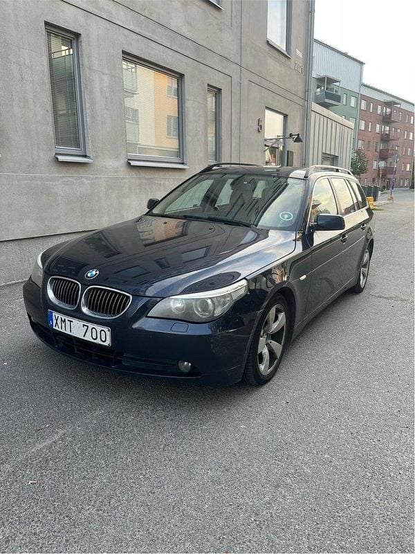 Blå Begagnad 2006 BMW 523 Kombi | 50 000 kr (Marknadspris) - Bild 1/4