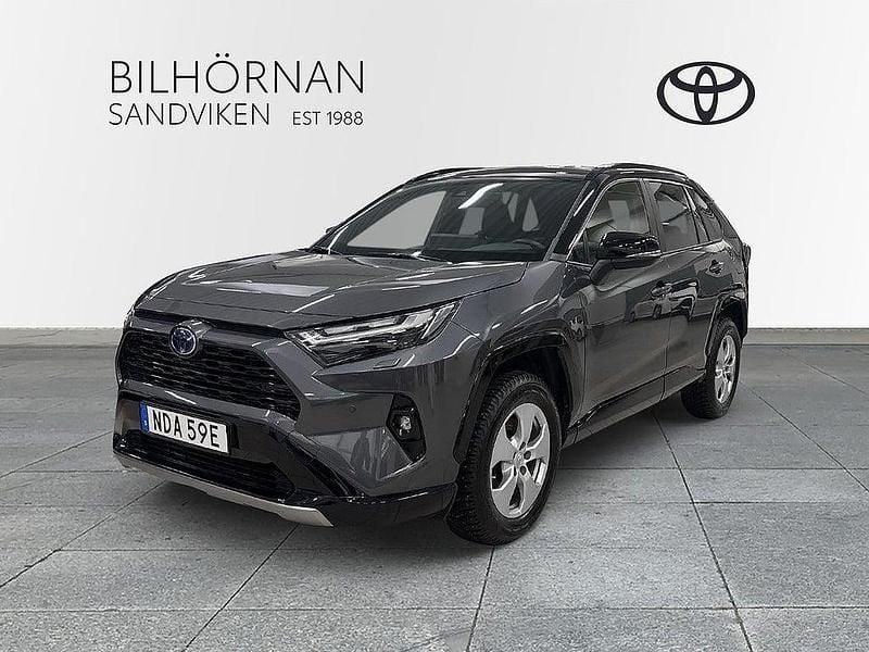 Grå Begagnad 2024 Toyota RAV4 Hybrid Style SUV | 429 900 kr (Marknadspris) - Bild 1/4