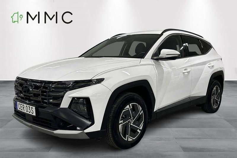 Atlas white Begagnad 2024 Hyundai Tucson Essential SUV | 369 000 kr (Marknadspris) - Bild 1/4