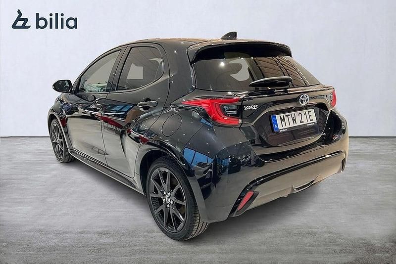Begagnad Toyota Yaris Hybrid Style 117 HK (86 kW) 2022 Svart Halvkombi