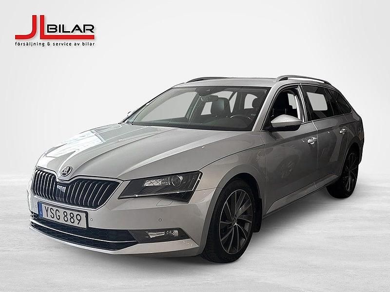 Silver Begagnad 2017 Skoda Superb LAURIN & KLEMENT Kombi | 189 700 kr (Marknadspris) - Bild 1/4