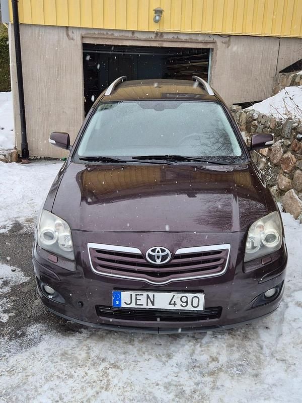 Begagnad Toyota Avensis 147 HK (108 kW) 2008 Mörkröd Kombi
