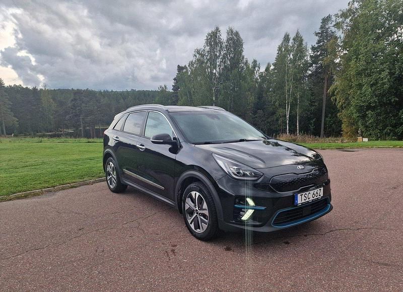Svart Begagnad 2021 Kia e-Niro Advance SUV | 219 900 kr (Marknadspris) - Bild 1/4
