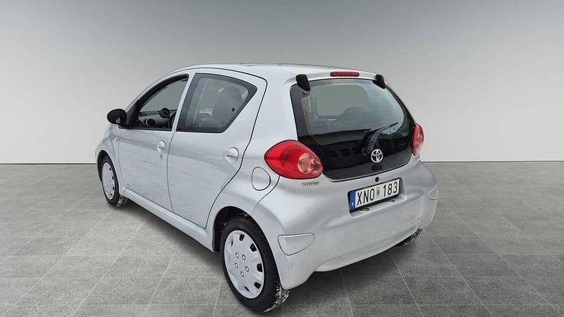 Begagnad Toyota Aygo 68 HK (50 kW) 2006 Silver Halvkombi