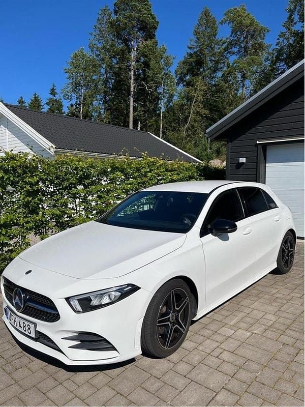 Vit Begagnad 2021 Mercedes A180 AMG Halvkombi | 260 000 kr (Marknadspris) - Bild 1/4