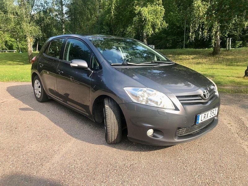 Grå Begagnad 2012 Toyota Auris Plus Halvkombi | 49 500 kr (Marknadspris) - Bild 1/4