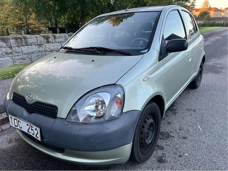 Grön Begagnad 2002 Toyota Yaris Halvkombi | 13 000 kr (Bra pris) - Bild 1/4