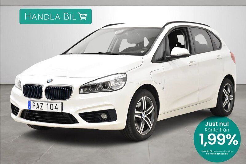 Vit Begagnad 2017 BMW 225 Halvkombi | 209 900 kr - Bild 1/3