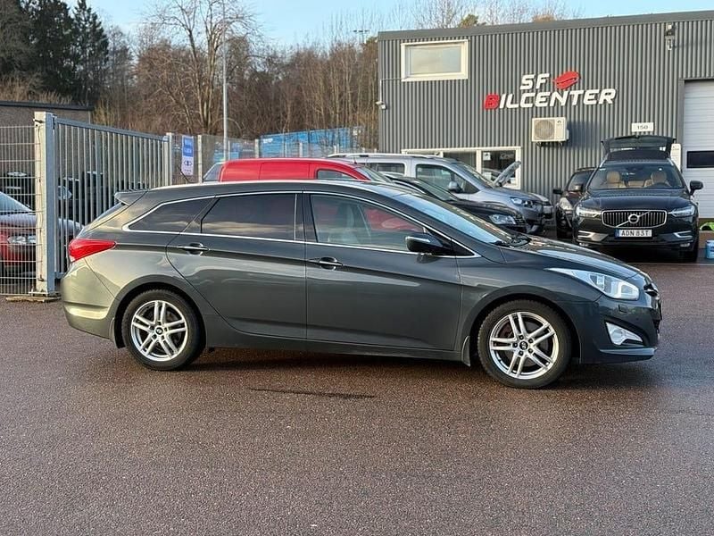Grå Begagnad 2012 Hyundai i40 Kombi | 72 900 kr (Marknadspris) - Bild 1/4