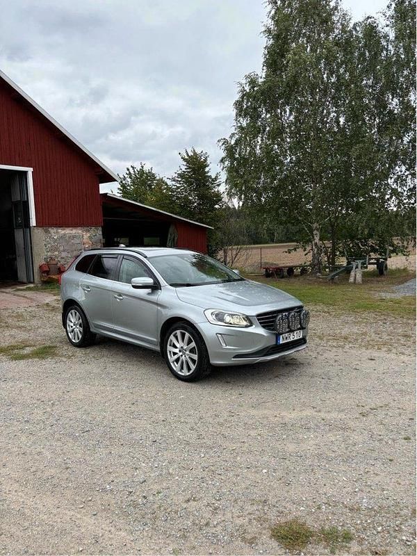 Silver Begagnad 2016 Volvo XC60 SUV | 173 000 kr (Bra pris) - Bild 1/4