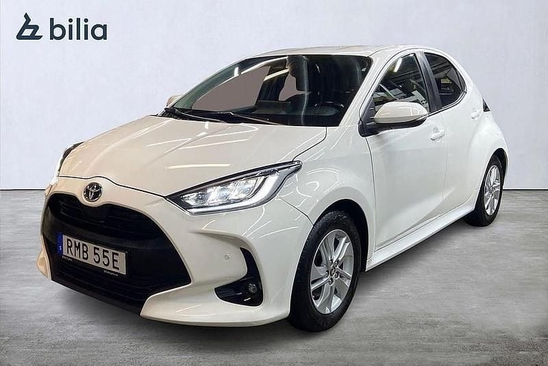 Vit Begagnad 2021 Toyota Yaris Hybrid Active Halvkombi | 194 900 kr (Marknadspris) - Bild 1/3