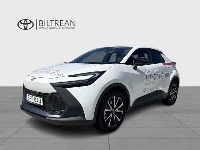 Vit Begagnad 2024 Toyota C-HR Style SUV | 449 000 kr (Marknadspris) - Bild 1/4