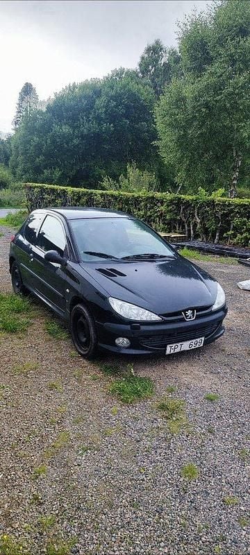 Svart Begagnad 2003 Peugeot 206 Halvkombi | 6 500 kr (Marknadspris) - Bild 1/4
