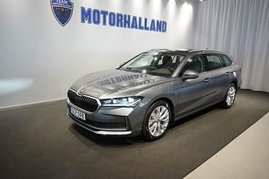 Grå Ny 2025 Skoda Superb Selection Kombi | 481 800 kr (Marknadspris) - Bild 1/4