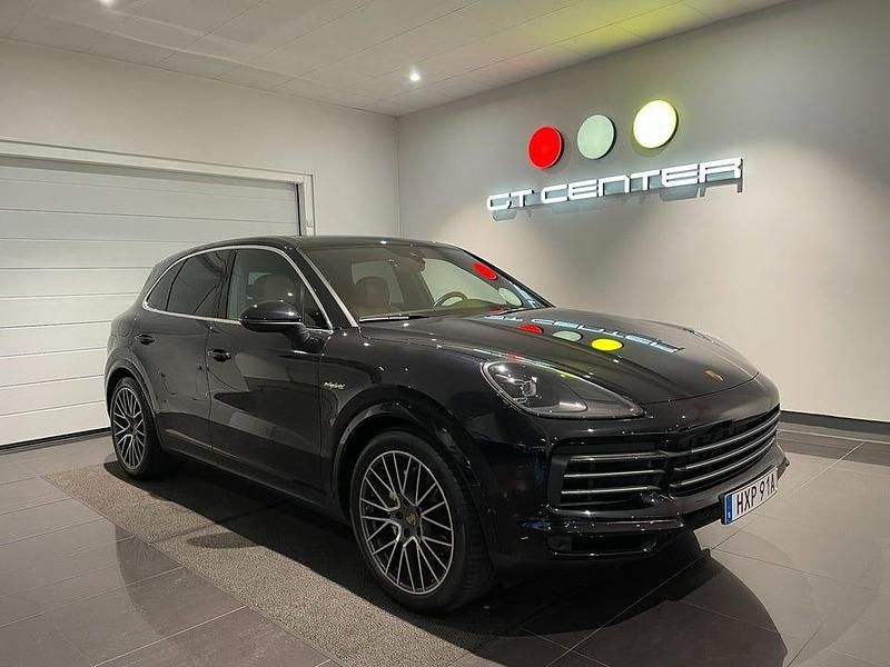 Jet black metallic/beige läder Begagnad 2021 Porsche Cayenne SUV | 769 900 kr (Marknadspris) - Bild 1/4