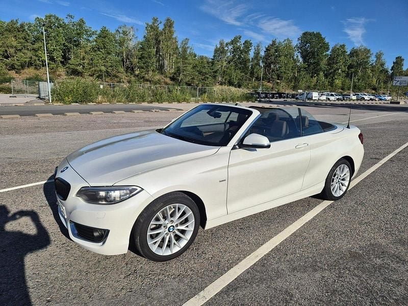 Vit Begagnad 2016 BMW 220 Luxury Line Cab | 225 000 kr (Marknadspris) - Bild 1/4