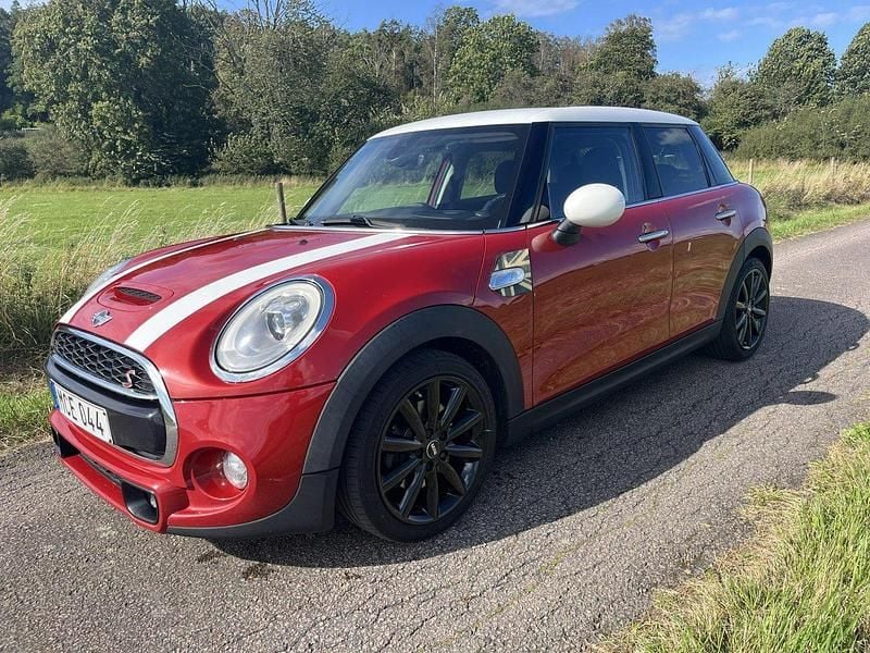 Röd Begagnad 2016 Mini Cooper S Halvkombi | 142 500 kr (Superpris) - Bild 1/4