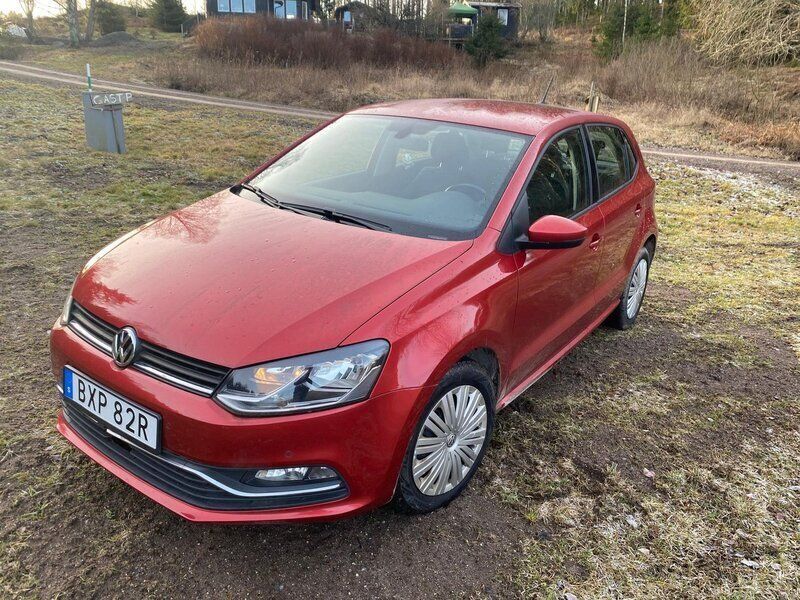 Röd Begagnad 2017 VW Polo Comfortline Halvkombi | 86 700 kr - Bild 1/4