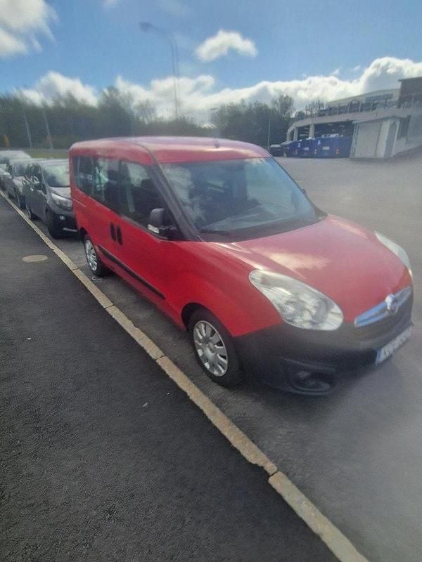 Röd Begagnad 2015 Opel Combo Minibuss | 49 500 kr (Marknadspris) - Bild 1/4